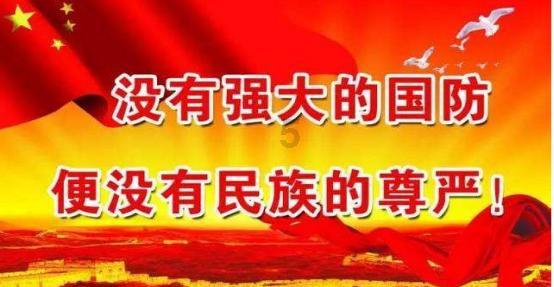 连淮伟一身黑色西装,搭配动物纹元素手链项链戒指,时尚感拉满!